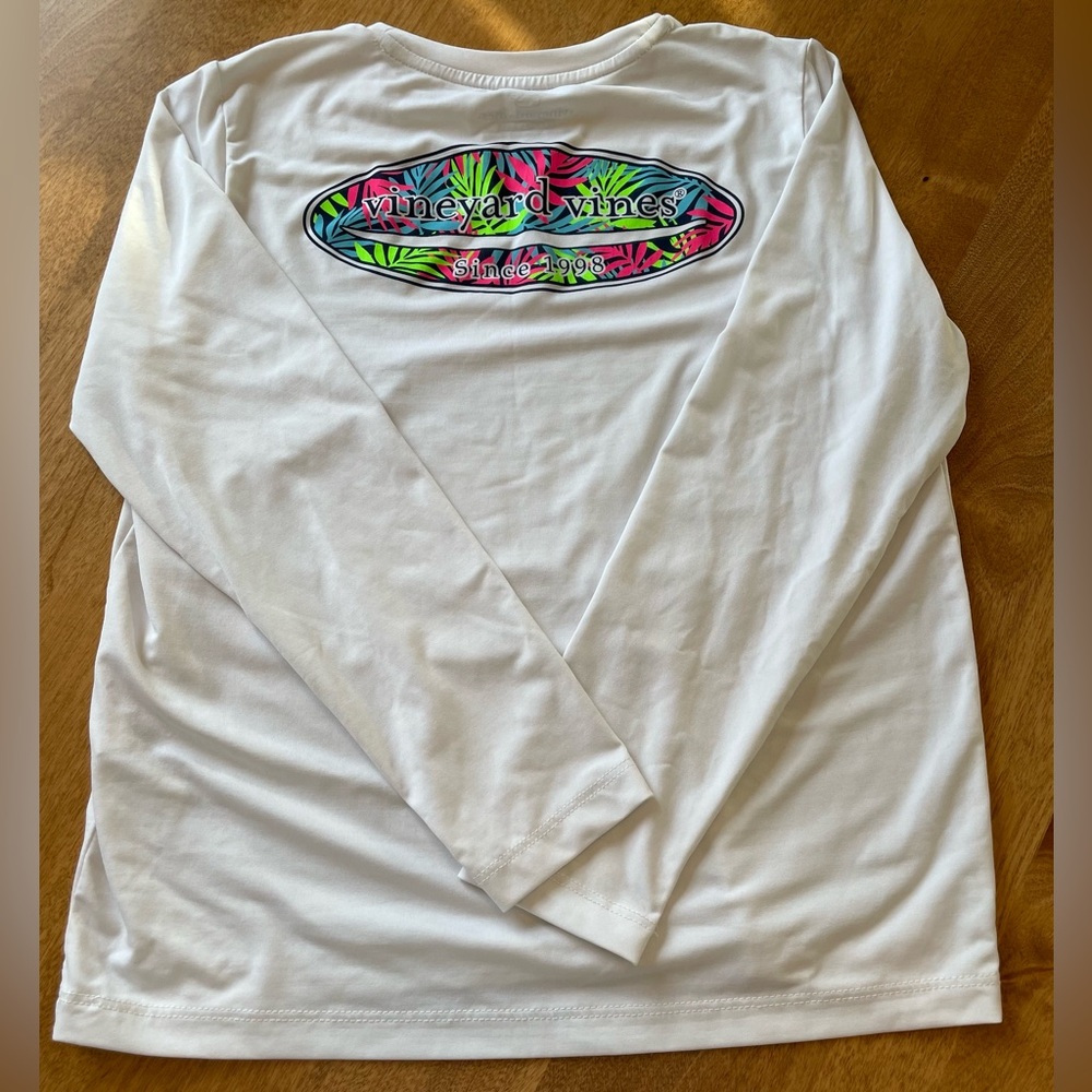 Vineyard Vines Girls size 7 Rash guard Long sleeve. Fits big - size 8/10.